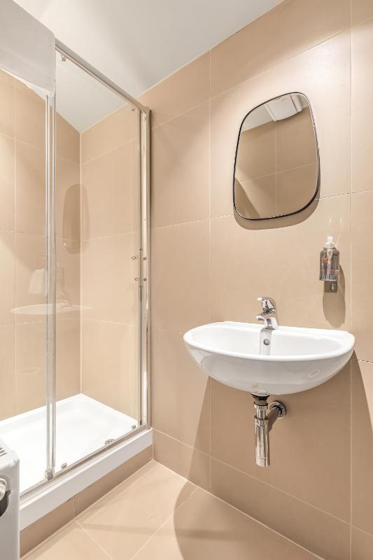 Twin Room with Private External Bathroom image 4