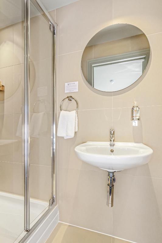 Deluxe Family Room image 3