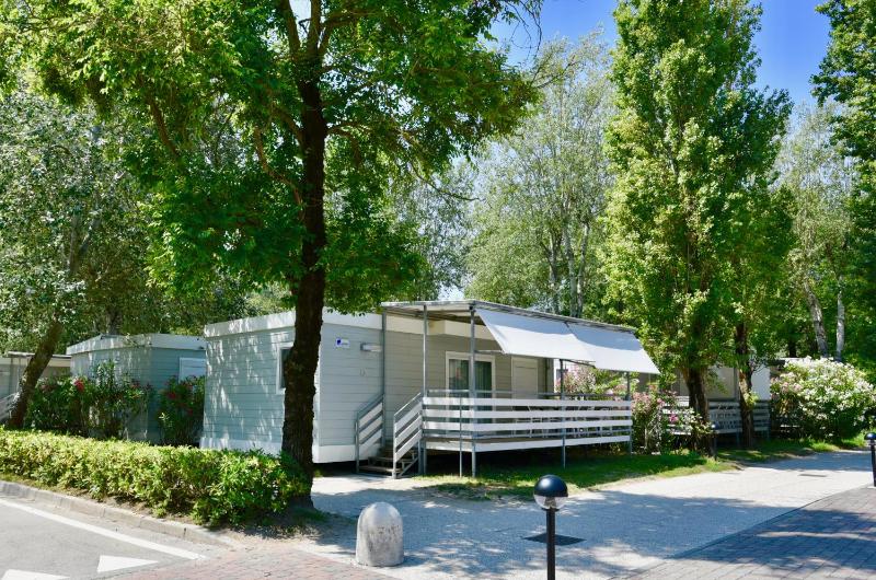 Deluxe Three-Bedroom Mobile Home image 1