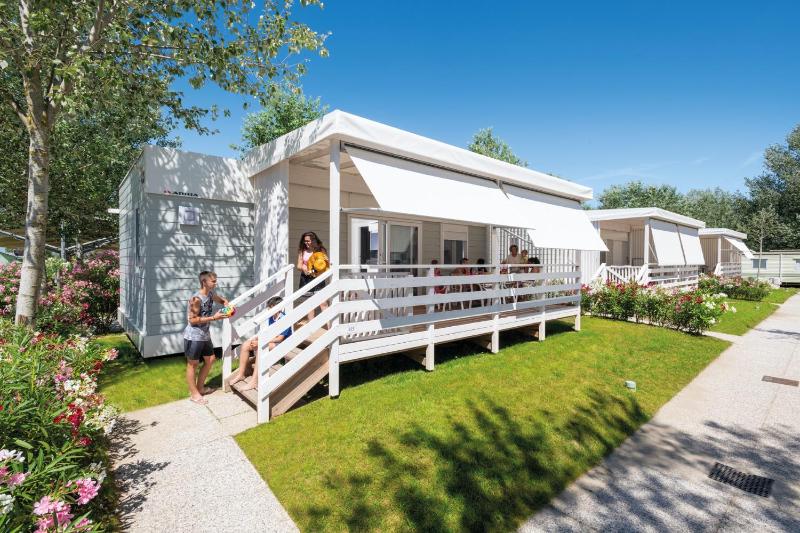 Premium Three-Bedroom Mobile Home - Pool Side image 1