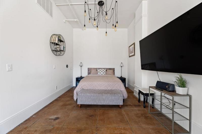 Skyline View Loft w Kitchen DTLA Exclusively Month Plus - image 11