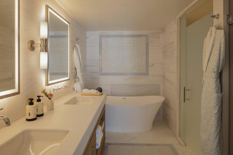 The 720 King Room with Pool View image 3