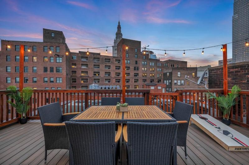 Penthouse Lofts on E 4th Private Rooftop Patio - image 11