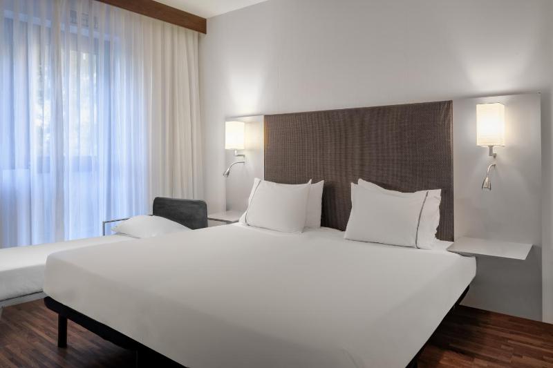 Standard Room with King bed and Single folding bed image 1