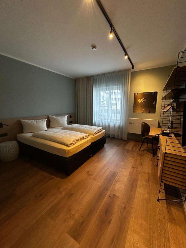 Standard Double Room image 3