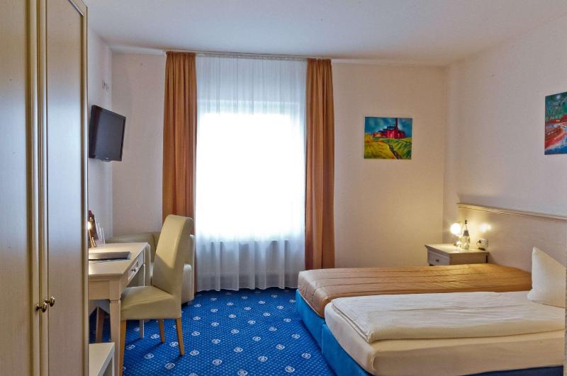 Double Room image 4