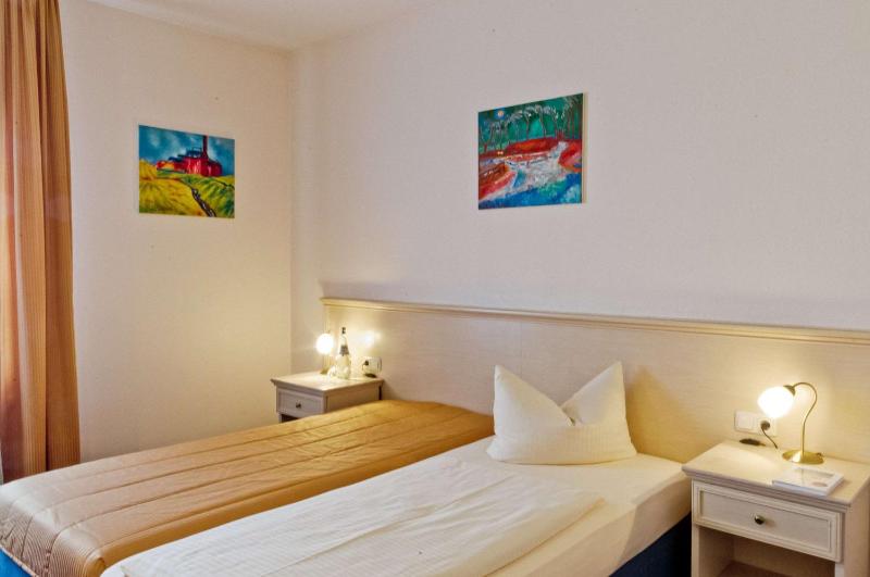 Double Room image 3