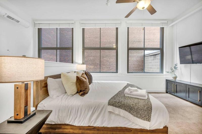 Lofts on E 4th WALK TO CAVS Sleeps 6 - image 13