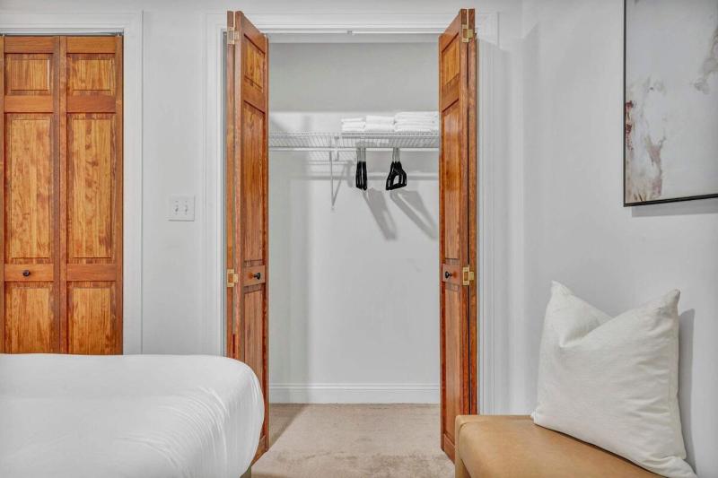 Lofts on E 4th WALK TO CAVS Sleeps 6 - image 16
