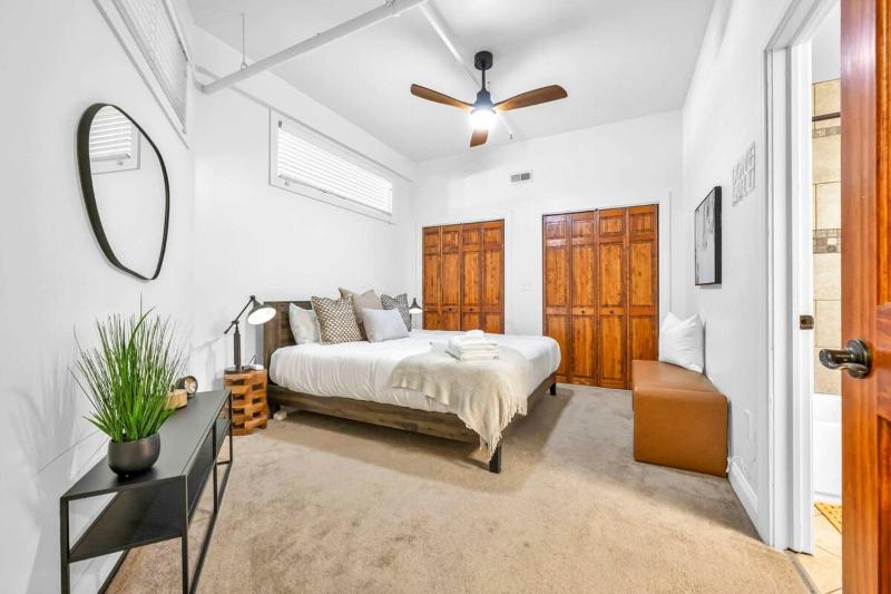 Lofts on E 4th WALK TO CAVS Sleeps 6 - image 12