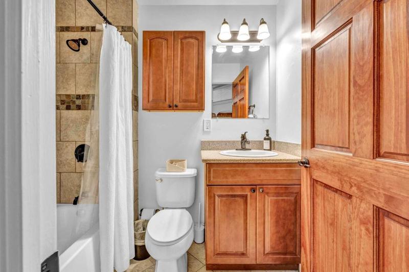 Lofts on E 4th WALK TO CAVS Sleeps 6 - image 6