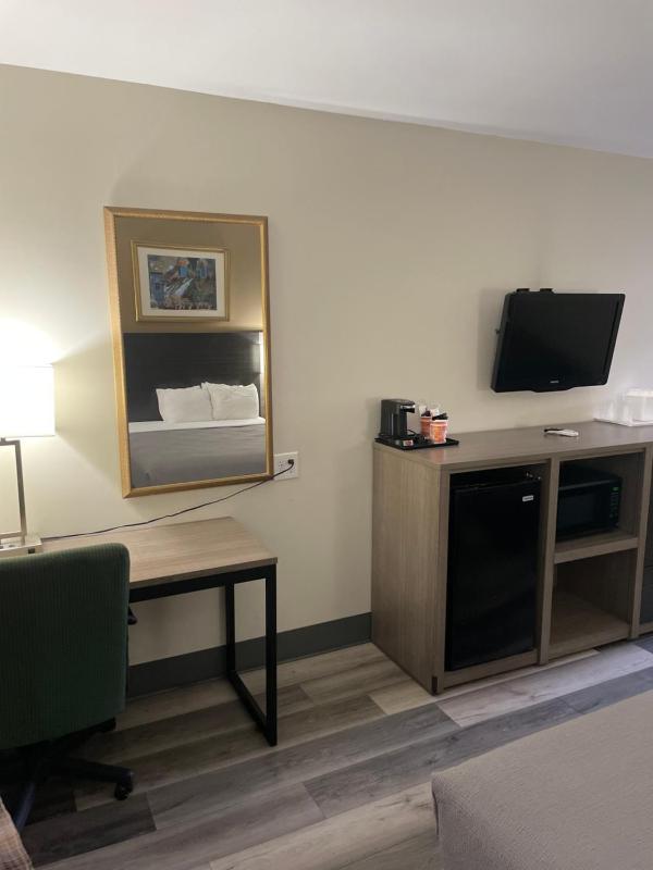Queen Room with Two Queen Beds - Non-Smoking image 2