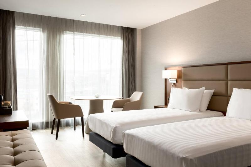 Standard Twin Room image 4
