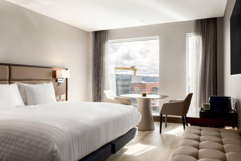 Superior King Room image 4