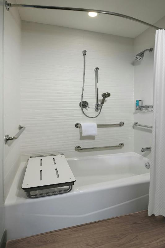 Guest Room, 1 King image 2