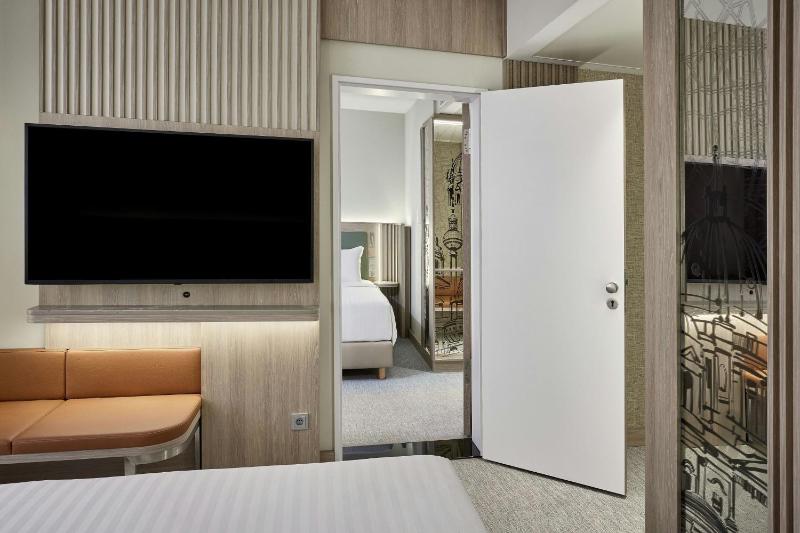 Deluxe King Room image 3