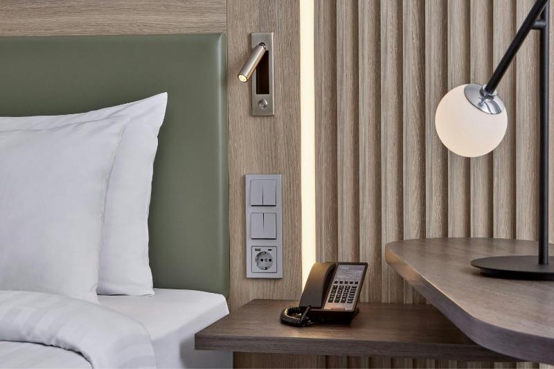 Deluxe Queen Room image 2
