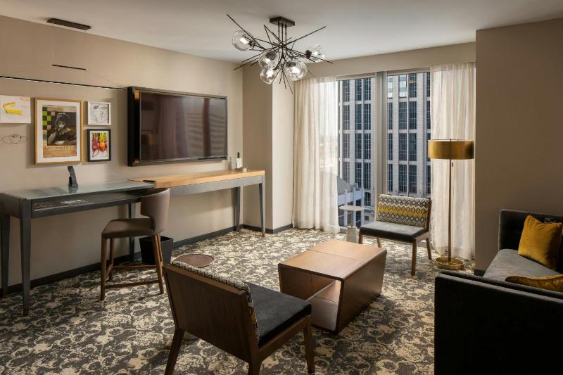 1 Bedroom Suite with 1 King, City view image 1