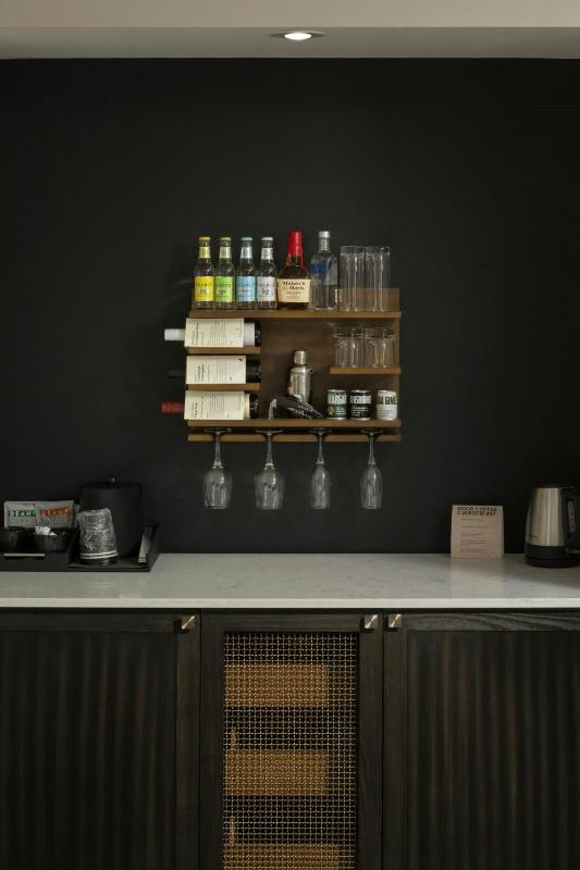 Epicurean Atlanta Autograph Collection - image 11