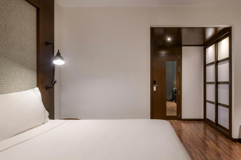 Superior Queen, Guest room, 1 Queen, Sofa bed image 1