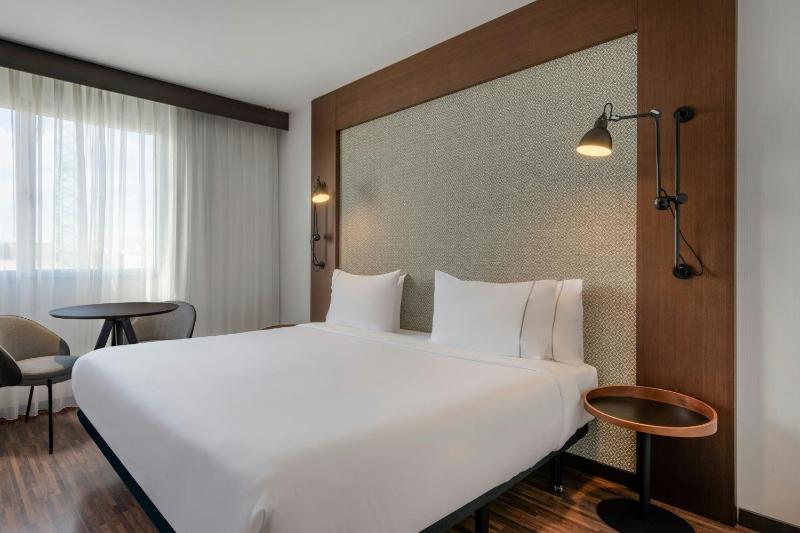 Standard Plus King, Guest room, 1 King image 4