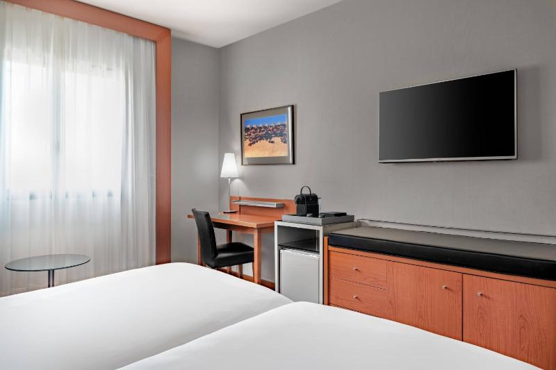 Superior Twin Room image 3