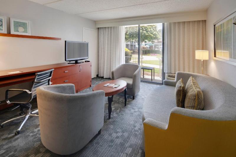 One-Bedroom Suite image 3