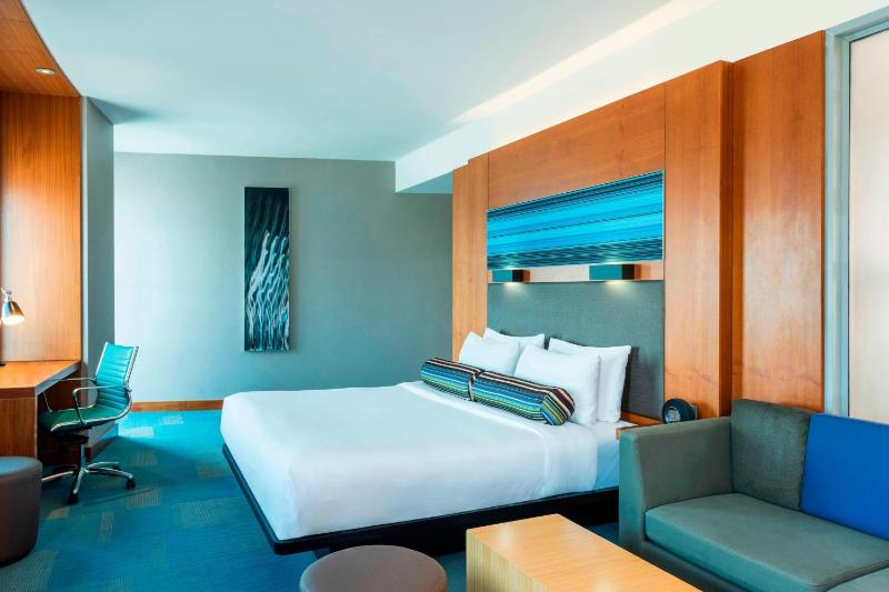 Savvy Plus Room, Suite, 1 King image 4