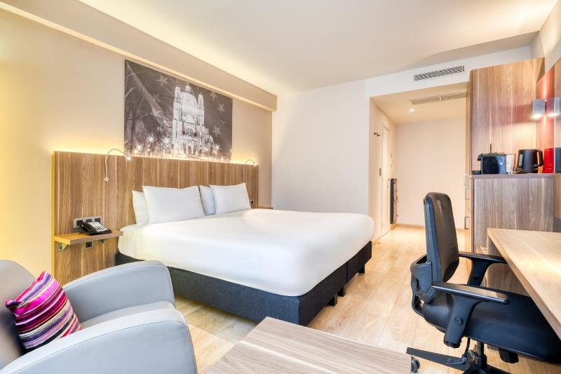 Standard King Room image 4
