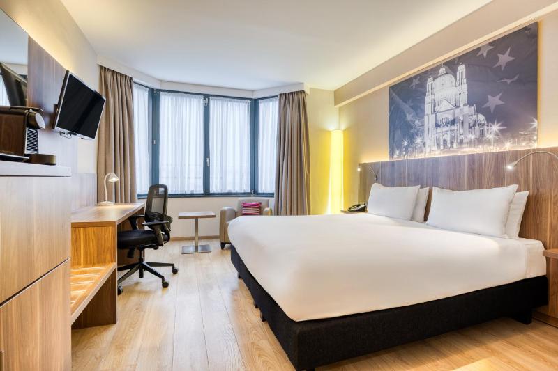 Standard King Room image 3