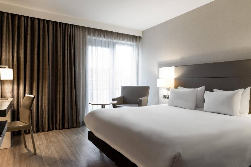 Deluxe, Guest room, 1 King image 4