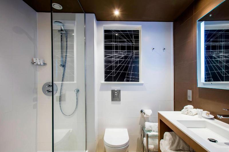 Superior Queen Room with Water View image 2