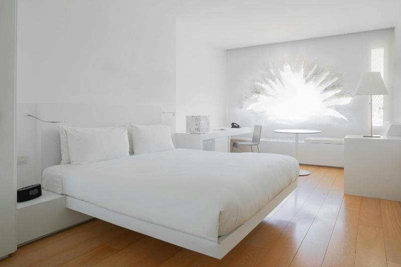 Superior King Room with City View image 3