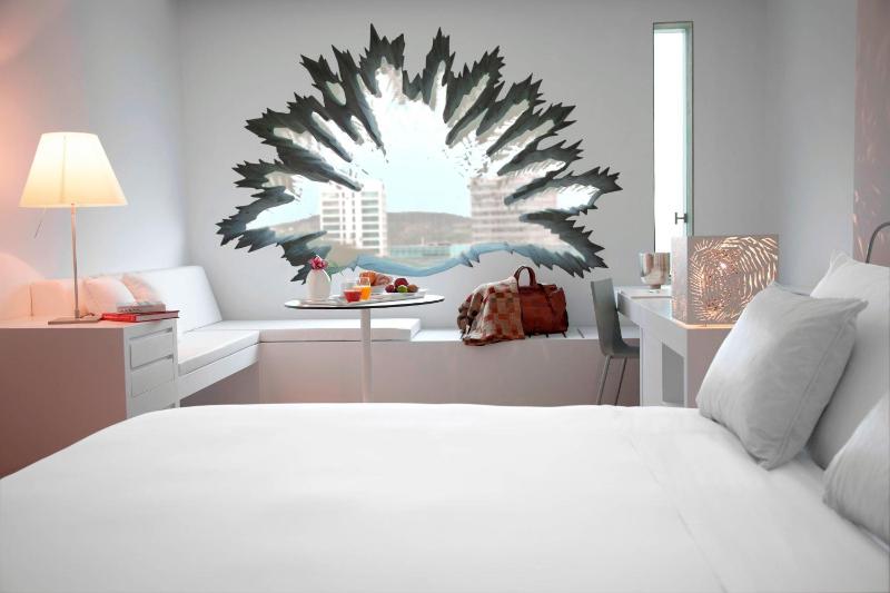 Superior King Room with City View image 1