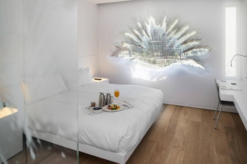 Deluxe King Room with City View image 3