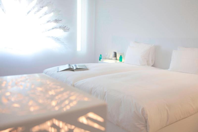 Deluxe Twin Room with City View image 1