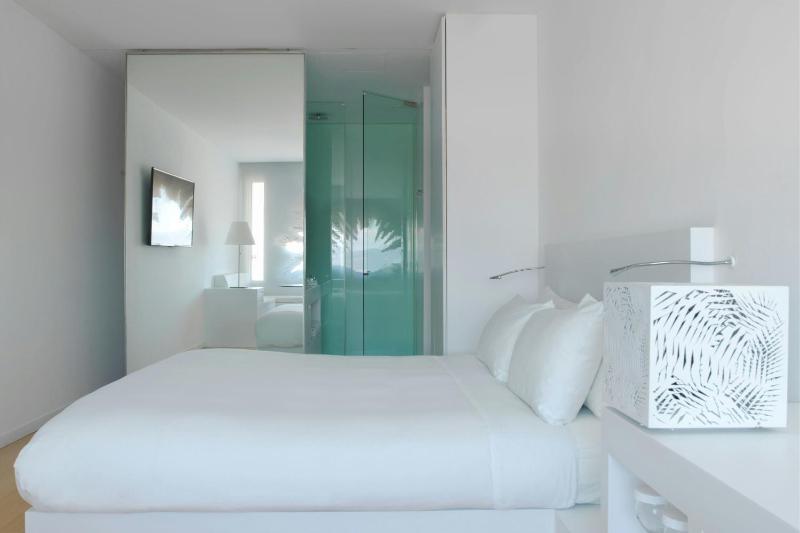 Superior King Room with City View image 4