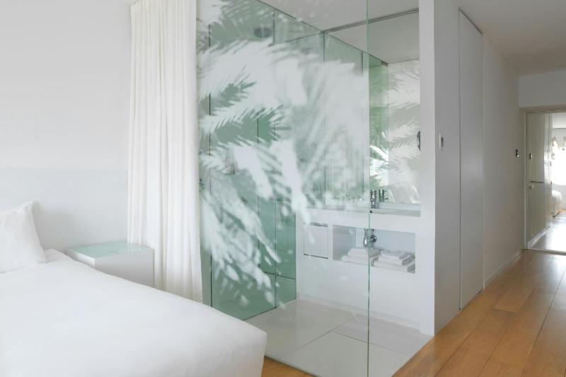 Deluxe Twin Room with City View image 4