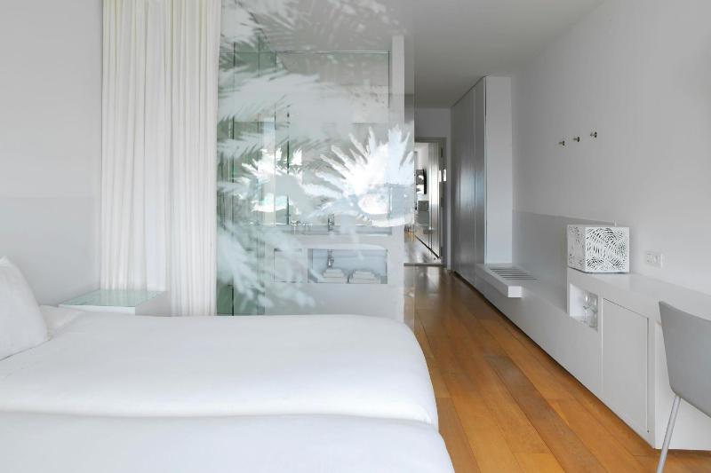 Deluxe Twin Room with City View image 3