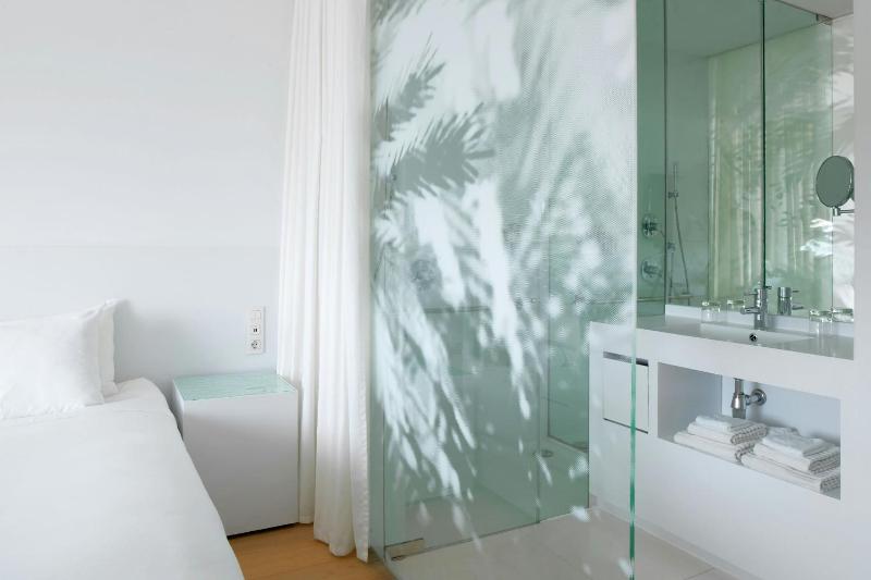 Deluxe Twin Room with City View image 2