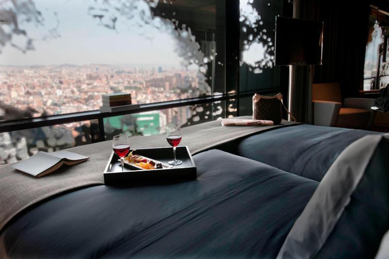 Junior Twin Suite with City View image 1