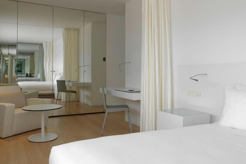 Junior King Suite with City View image 4