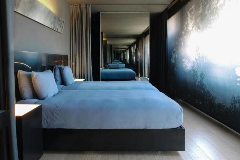 Junior Twin Suite with City View image 4
