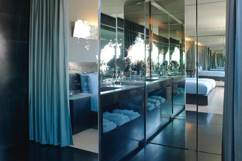 Junior Twin Suite with City View image 3