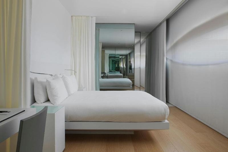 Junior King Suite with City View image 3