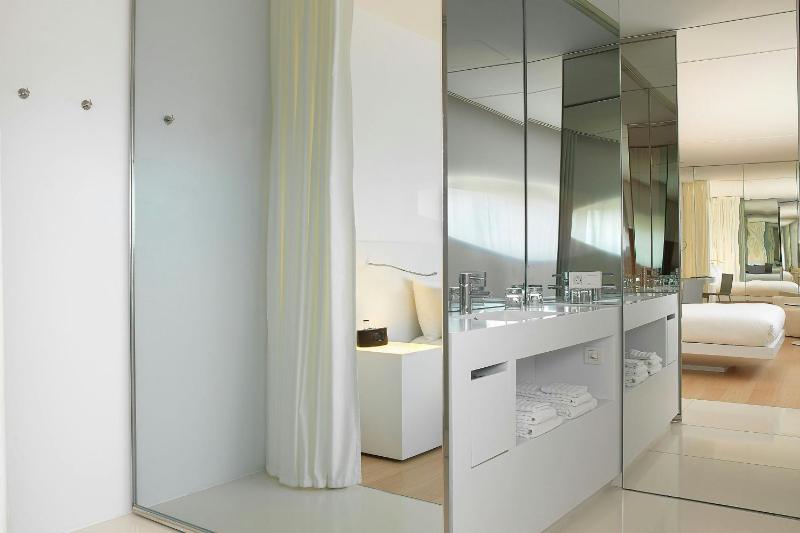 Junior King Suite with City View image 2