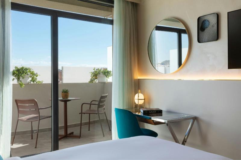 Urban Superior King Room with Balcony image 4