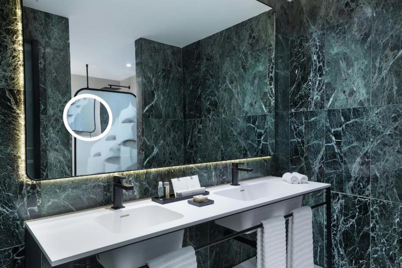 Urban Superior King Room with Balcony image 3