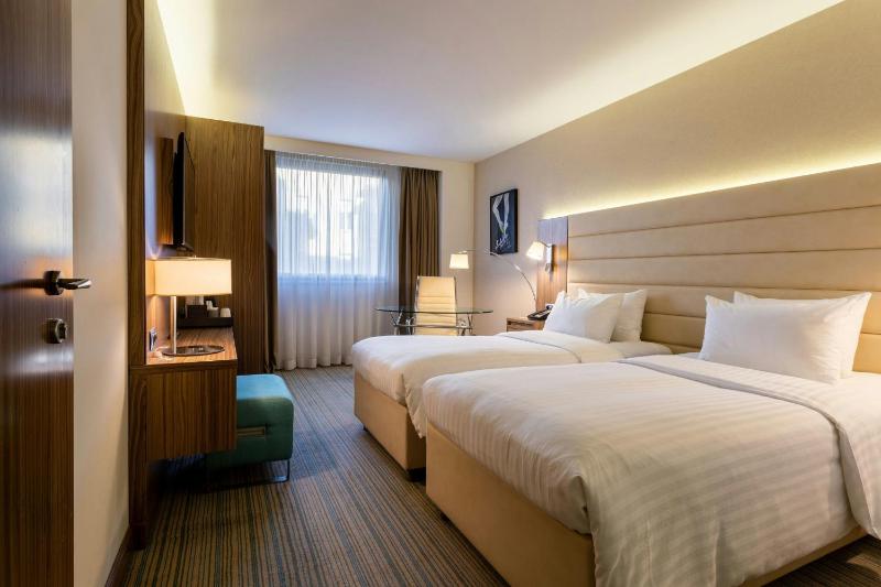 Deluxe Grand Room with Twin Beds image 4