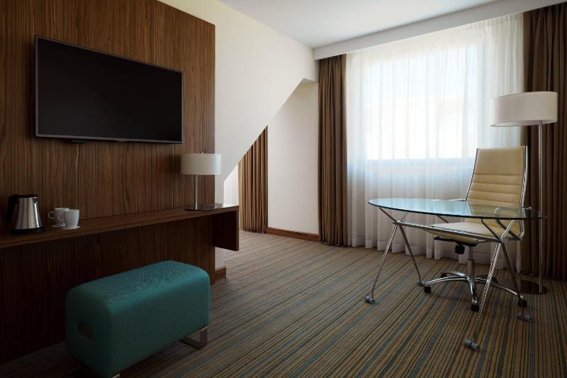 Studio Room with King Bed image 3